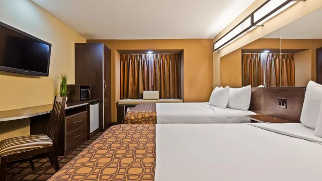 غرفة بسريرين كوين بحوض استحمام لذوي الإعاقة، Microtel Inn and Suites By Wyndham Round Rock 1/7