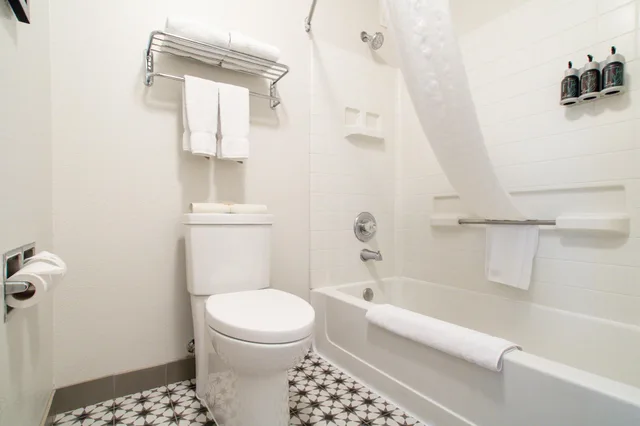 جناح تنفيذي بسرير كينج، Oxford Suites Chico 3/3