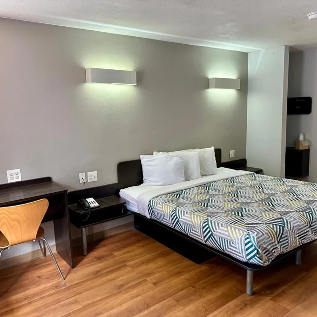 1 King Bed - Mobility Access RI Shwr Smk، Motel6 West Monroe, LA 5/10