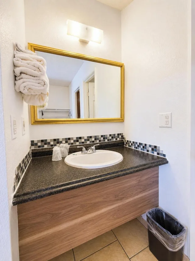 Single Bed Accessible, Solano Inn Vallejo Napa Valley / Six Flags 5/5
