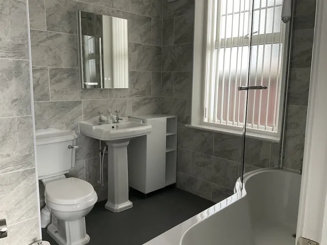 Room, Twin Beds, Bath and Shower، Glenora Guest House 4/4