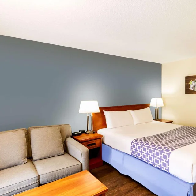 غرفة بسرير كينج مع أريكة، Econo Lodge Inn & Suites Calgary - University 8/10