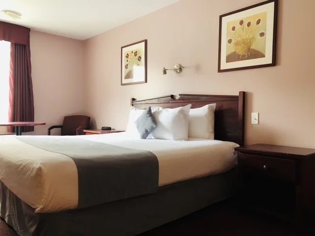 Efficiency, Comfort, King Bed، Super 8 Lake Country Winfield Area 4/5