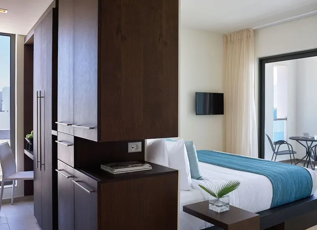 غرفة بسرير كوين بإطلالة على الحديقة مع أريكة، Tui Magic Life Plimmiri 2/4