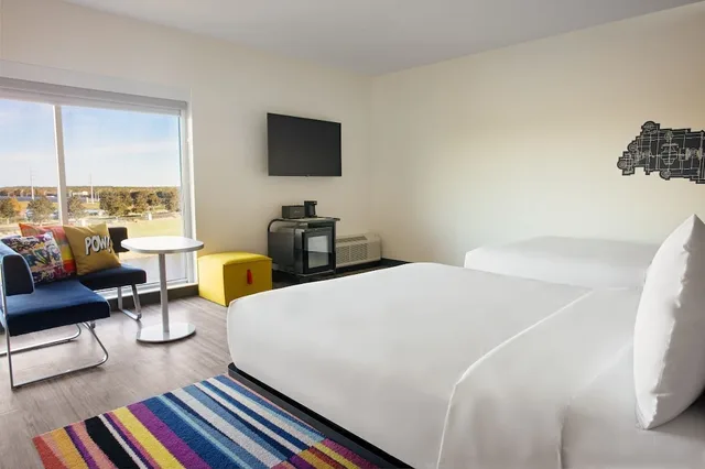 جناح بسريرين كوين بغرفة نوم واحدة مع أريكة، Aloft Orlando Lake Nona 1/1