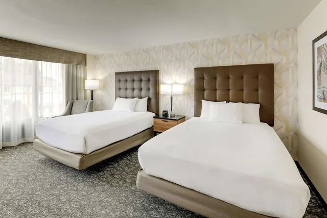غرفة ديلوكس بسريرين كوين بحوض استحمام لذوي الإعاقة، Drury Inn and Suites Birmingham Lakeshore Drive 1/5