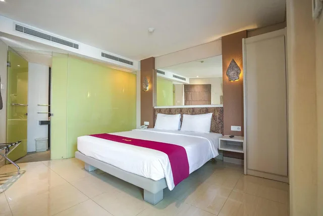 غرفة ديلوكس بسرير كوين، Pyrenees Jogja Hotel 1/2