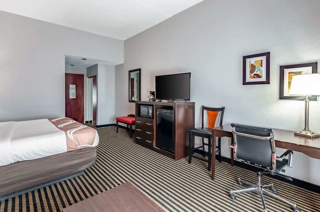 غرفة بسرير كينج مع أريكة لذوي الإعاقة، Quality Inn & Suites Abingdon, VA 2/3