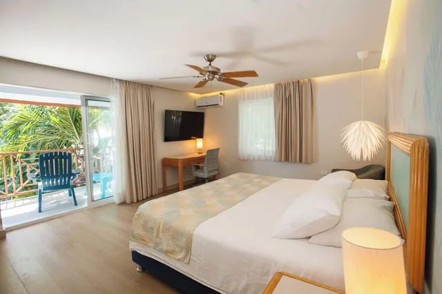 Panoramic, Hotel Cocoplum Beach 2/4