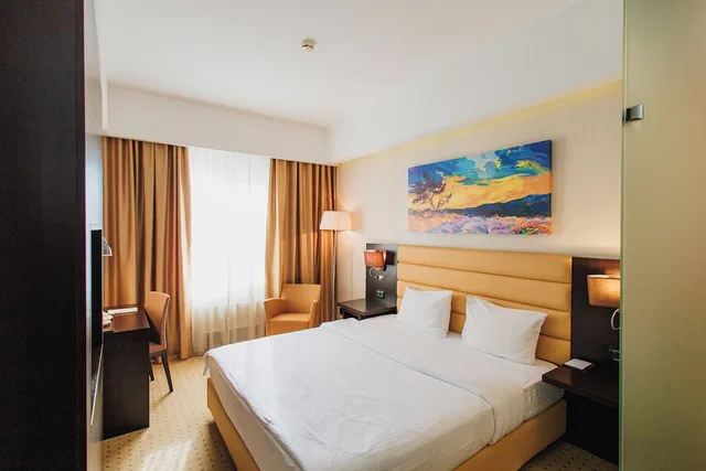 غرفة قياسية بسريرين منفصلين بغرفة نوم واحدة مفردة بسرير كينج، Comfort Hotel Astana 4/10