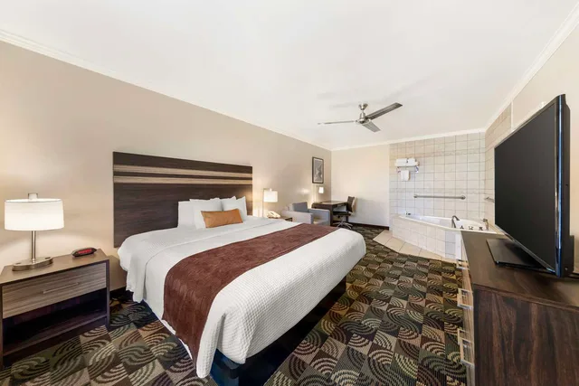 جناح بسرير كينج مع أريكة، Best Western Plus Country Park Hotel 1/3