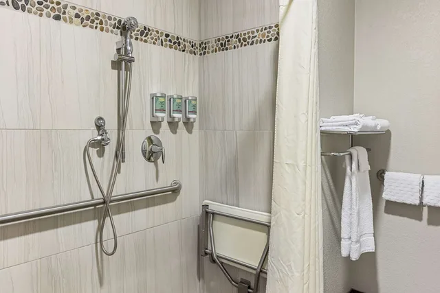 غرفة بسرير كوين لذوي الإعاقة، Best Western Of Harbor Springs 3/3