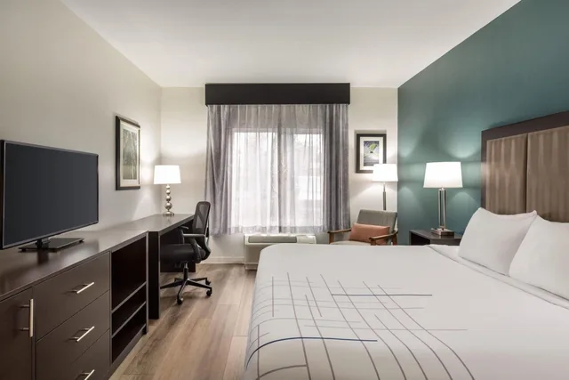 غرفة بسريرين كوين بحوض استحمام لذوي الإعاقة، La Quinta Inn & Suites by Wyndham Fairfield - Napa Valley 1/3