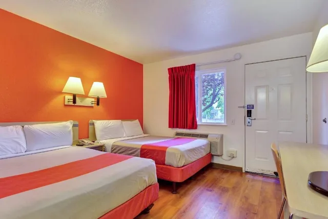 جناح بسريرين كوين، Motel6 Rohnert Park, CA 1/7