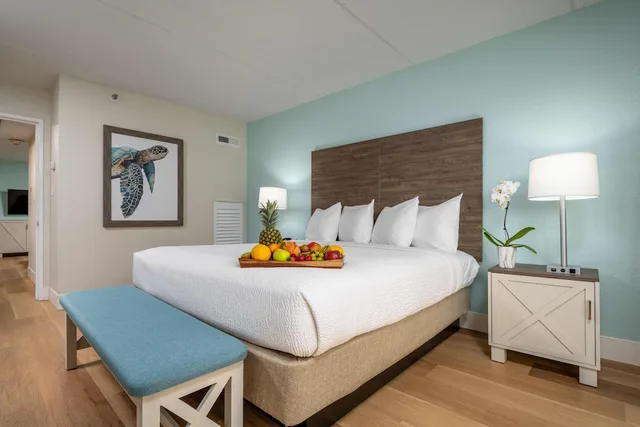 Suite, King Bed, Sofa, Pool Floor، Princess Royale Oceanfront Resort 2/3