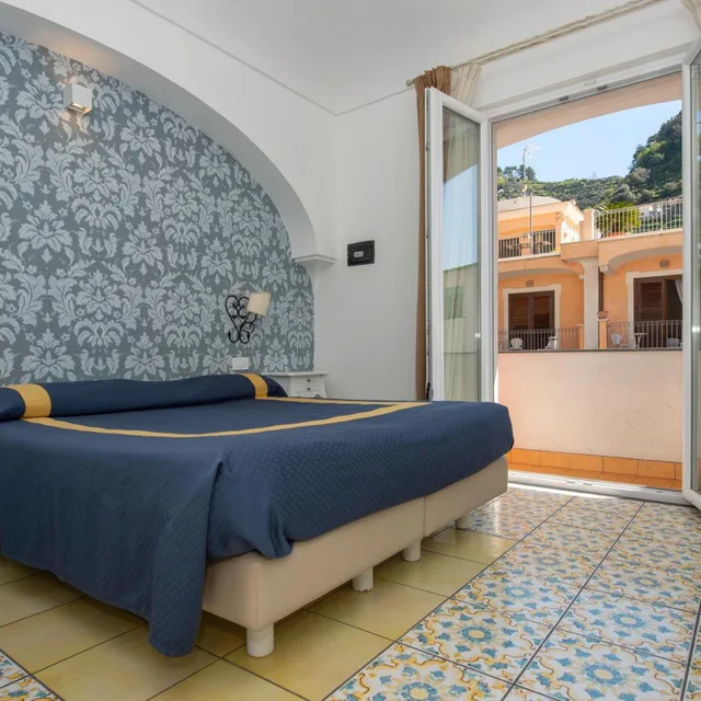 غرفة قياسية ثلاثية، Hotel Settebello 4/6