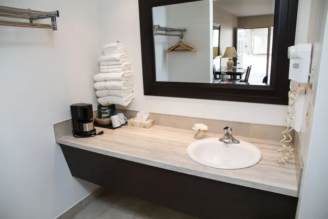 جناح بسرير كينج مع أريكة، Rideau Heights Inn 1/1
