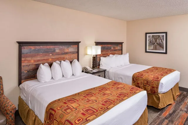 Room, 2 Queen Beds, Pool Side, Balcony، Best Western Kelly Inn 3/6