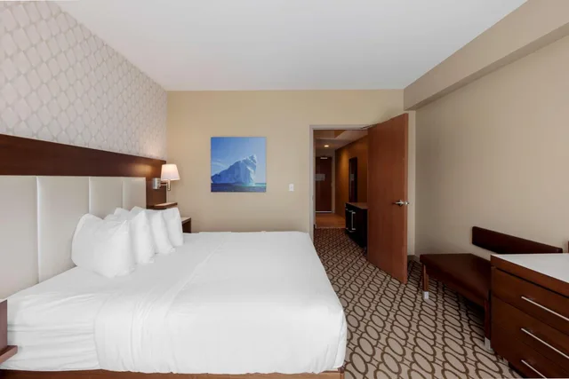 جناح بسرير كينج بغرفة نوم واحدة مع أريكة، Best Western Plus St. John s Airport Hotel and Suites 5/10