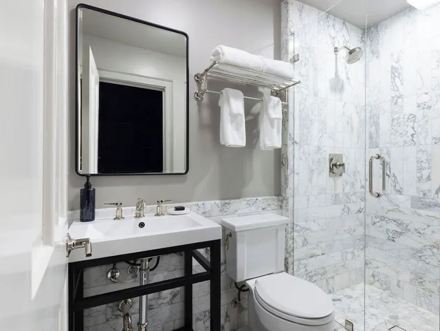 غرفة بريميوم بسرير كينج، The Garden District Hotel 5/5