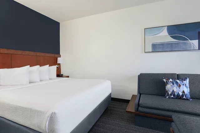 Room, King Bed, Sofa, Large, Accessible, Courtyard Austin Airport 2/4