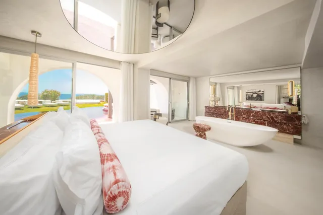جناح بسرير كوين بمسبح خاص، Destino Five Ibiza -5-Star Grand Luxe Resort 1/2