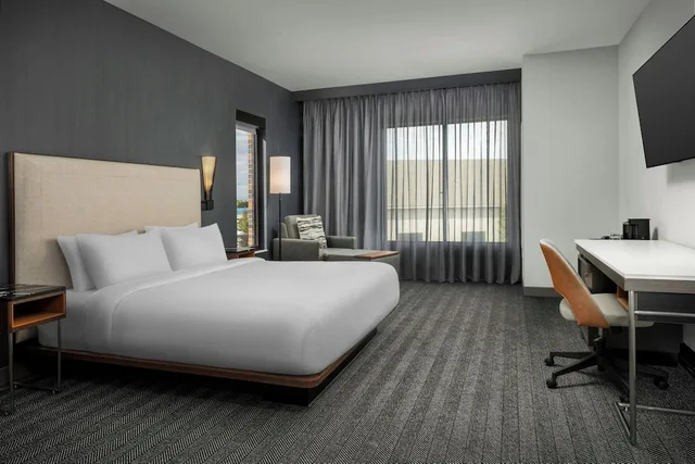غرفة قياسية بسرير كينج مع أريكة، Courtyard by Marriott Bozeman 1/8