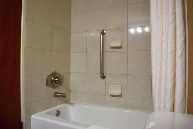 جناح بسريرين مزدوجين بإطلالة على الحديقة بشرفة، DoubleTree by Hilton Hotel Asheville Biltmore 2/2