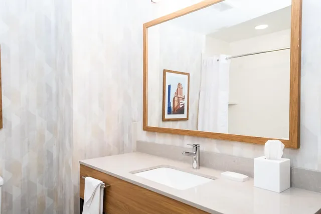 جناح بسريرين كوين، Hampton Inn Suites Addison 4/5