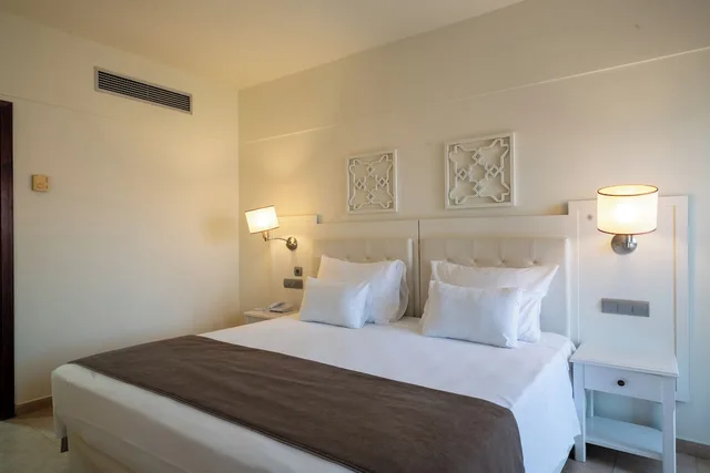 Family, Twin Beds, Lagoon View, 2 Sofa، Vila Gale Isla Canela 1/10