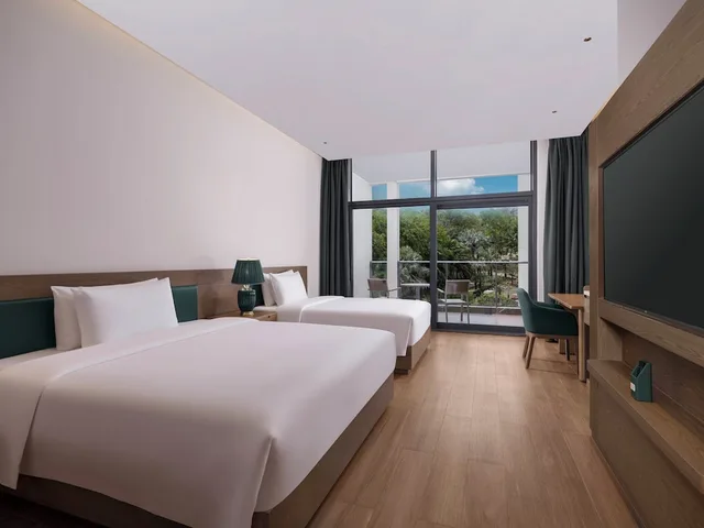غرفة قياسية بسريرين مزدوجين بإطلالة على الحديقة بشرفة، Holiday Inn Resort Wanning Shenzhou Peninsula by IHG 3/4