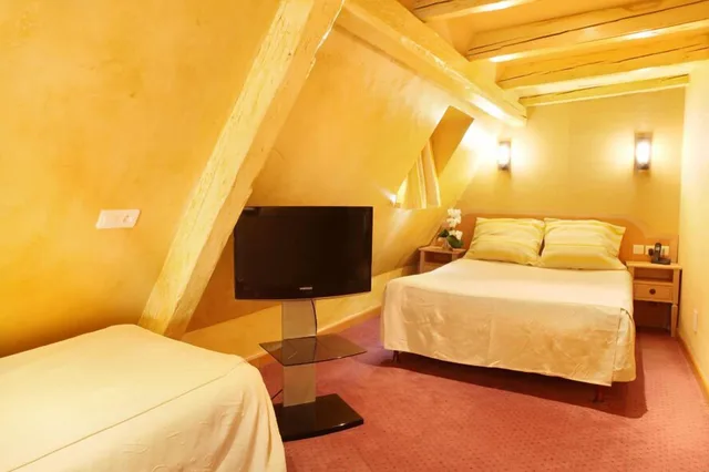 غرفة قياسية ثلاثية، Hotel Cathedrale 2/2