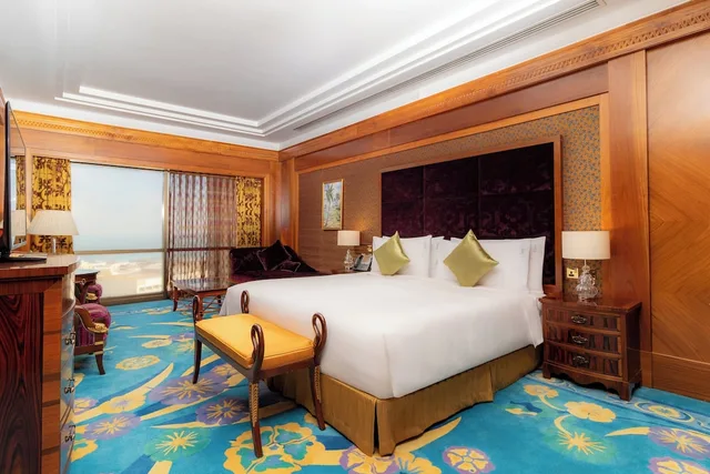 جناح بسرير فردي بإطلالة على البحر بغرفتي نوم بحوض جاكوزي مع دخول صالة النادي، Holiday Inn Kuwait 1/5