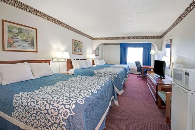 Suite, 3 Queen Beds, Days Inn By Wyndham Laramie 2/2
