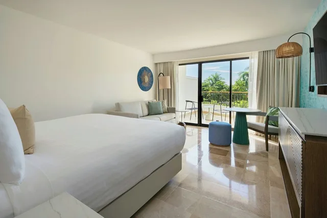 غرفة بسرير كينج بإطلالة على الحديقة مع أريكة، Marriott Puerto Vallarta Resort and Spa (ex Casa Magna Marriott Puerto Vallarta Resort and Spa) 1/7