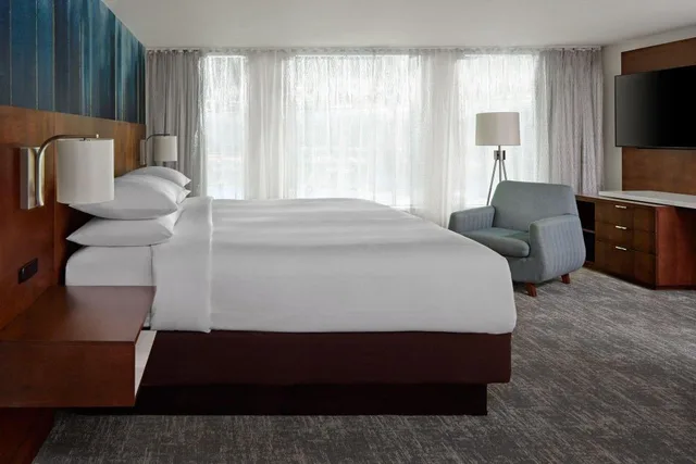1 Bedroom, Bi Level, Suite, King Bed, Sofa, Toronto Marriott City Centre Ex Renaissance Toronto Hotel 1/4