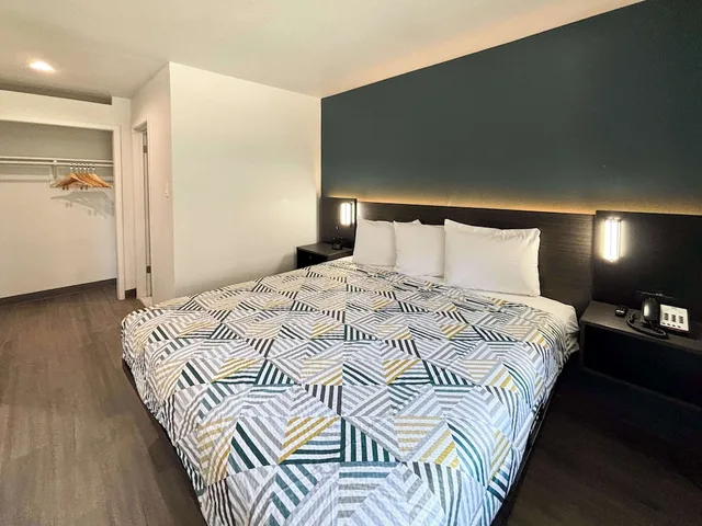 غرفة قياسية بسرير كينج بمطبخ صغير، Hotel Irving DFW Airport North 4/10