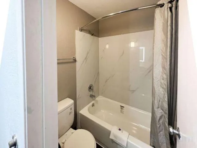 1 Queen Bed - ADA/RI Shower/Nsmk/Kitchen، Studio6 Altoona, IA - Des Moines East 7/9