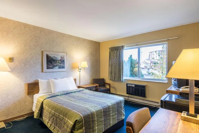 غرفة بسرير كوين بجاكوزي، Motel6 Eau Claire, WI 2/9
