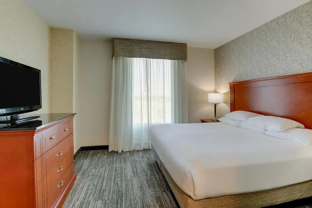 جناح بسرير كينج بغرفتين مع أريكة في طابق مرتفع، Drury Inn and Suites Kansas City Independence 2/4