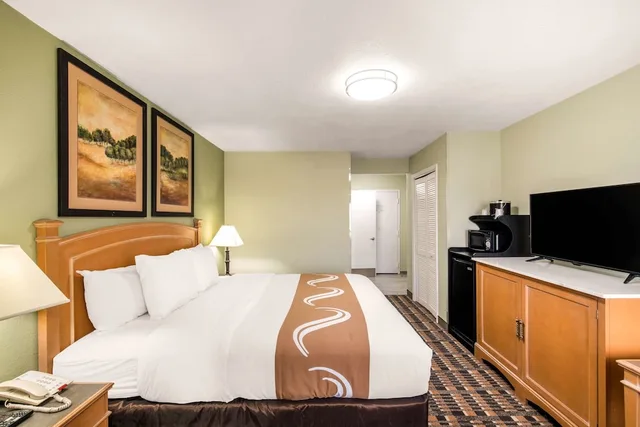 غرفة قياسية بسرير كينج، QUALITY INN AND SUITES PLANO EAST RICHARDSON 2/10