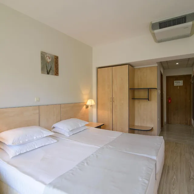 غرفة بسريرين منفصلين بشرفة، Madara Park Hotel 3/8