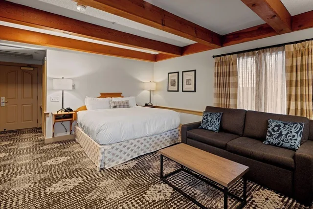 Pinnacle, King Bed, Orchard View، Trapp Family Lodge 1/2