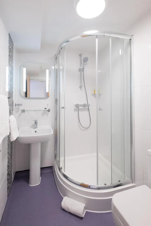 غرفة ثلاثية، Signature Hotel London 4/7
