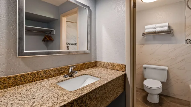 Standard, 2 Queen Beds, Pet Friendly, Best Western Thunderbird Motel 5/8