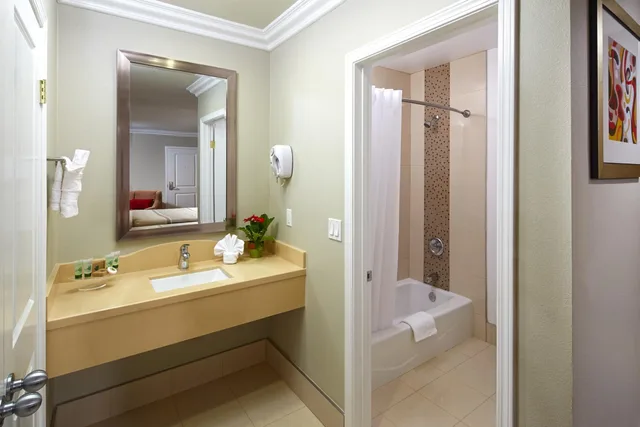 غرفة رباعية، Eden Roc Inn Suites 3/3