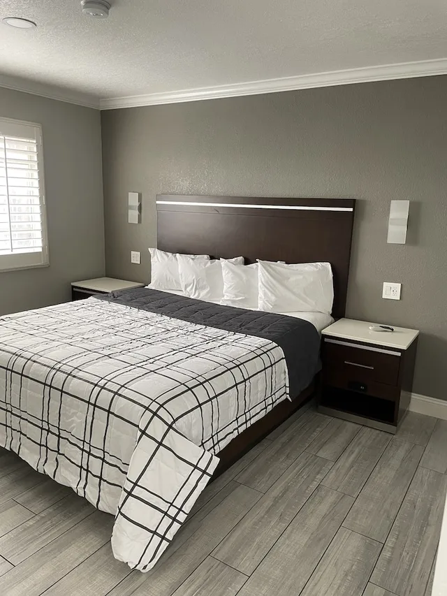 جناح استوديو إليت بفراش فوتون وسريرين منفصلين وسرير كينج وسرير فردي، Cabana Inn & Suites 2/4