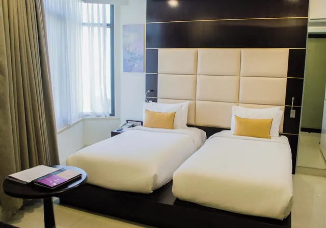 Senior, Twin Beds, Partial Ocean View، Holiday Beach Hotel Danang 4/10