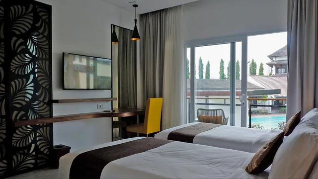 غرفة بسريرين منفصلين بشرفة، Front One Resort Magelang 9/10