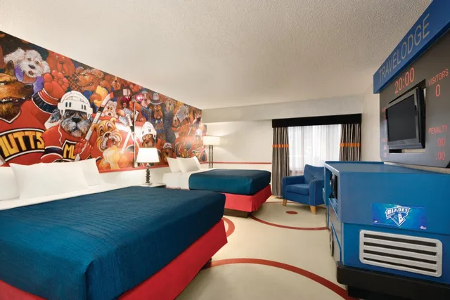 Hockey Theme, Queen Bed، Travelodge Hotel by Wyndham Saskatoon 1/5